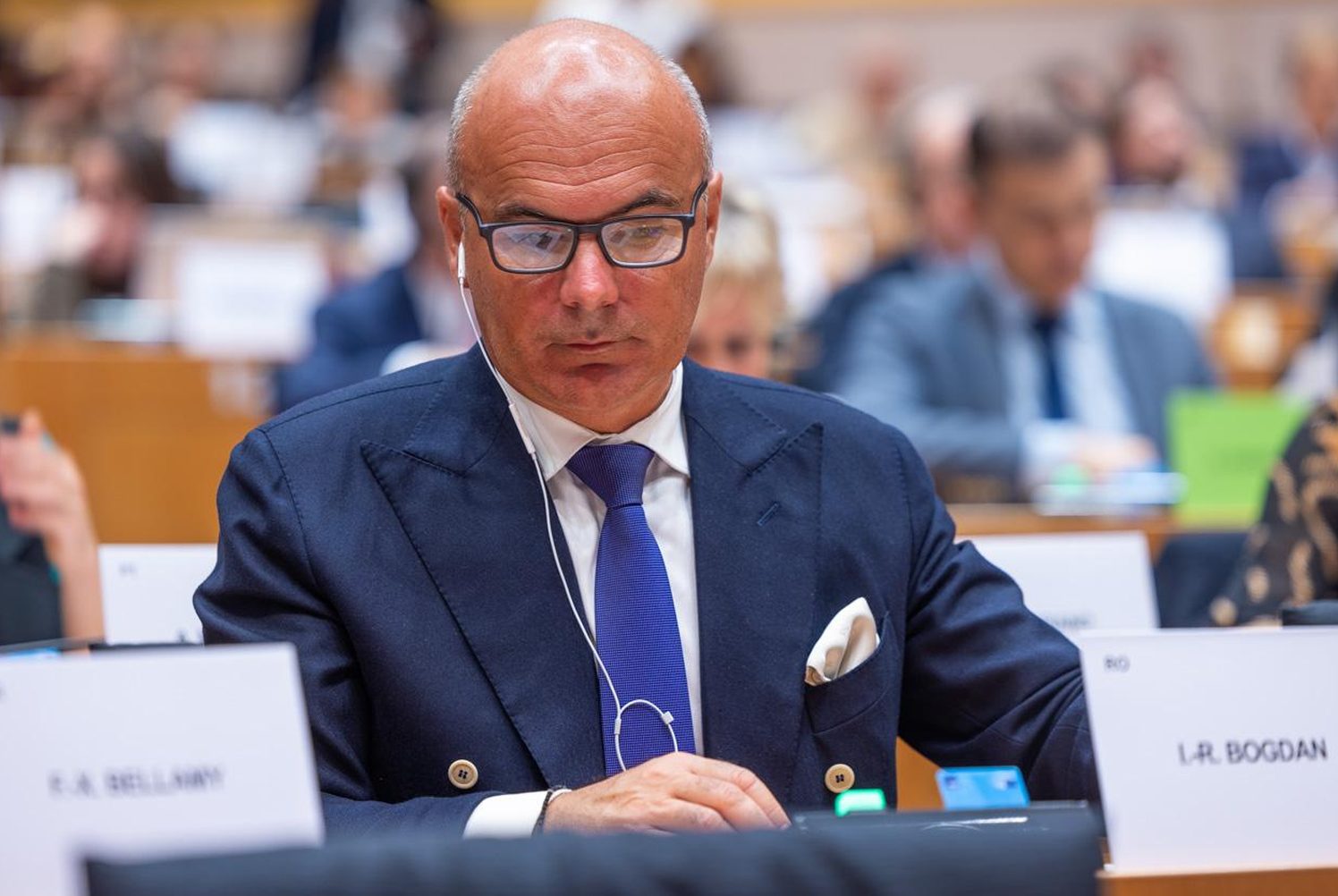 Rareș Bogdan în timpul unei ședințe de comisie
