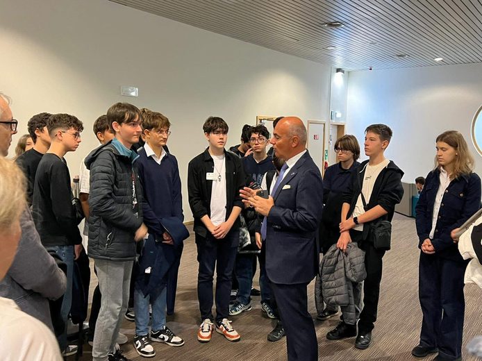 Rareș Bogdan alături de un grup de elevi la Parlamentul European